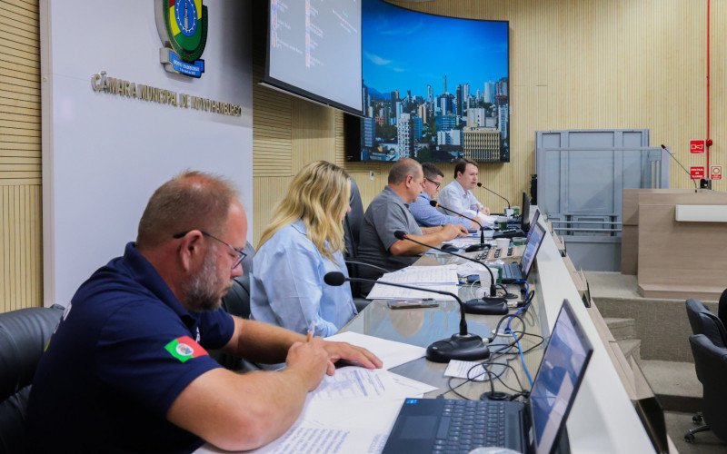 Executivo justifica que mudança atrai investimentos, mas entidades alertam para o impacto na segurança de clientes e funcionários | abc+