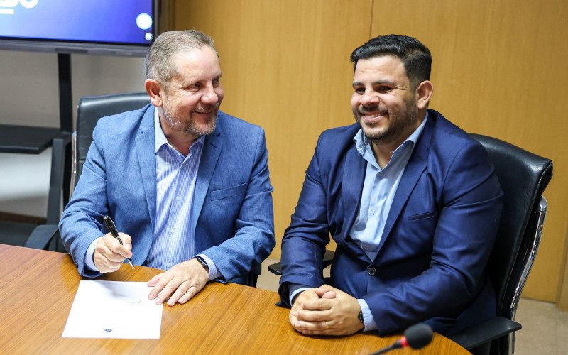 Em cerimônia no gabinete do prefeito Heliomar Franco (PL), o vereador Geison Freitas (PDT) tomou posse como o novo secretário municipal de Cultura e Relações Internacionais da Prefeitura de São Leopoldo  