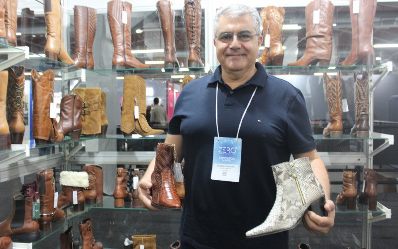 Eduardo mostra as botas de couro de píton | abc+