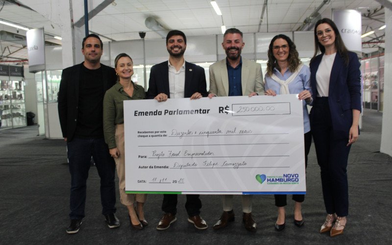 Entrega simbólica da emenda parlamentar que permitirá a ativação do Projeto Farol Empreendedor | abc+