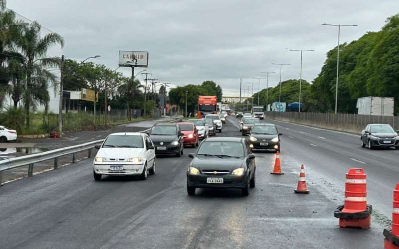 BR-116: Primeiro dia útil com novo acesso à RS-239 tem fila na faixa da direita, mas sem travar o eixo central

