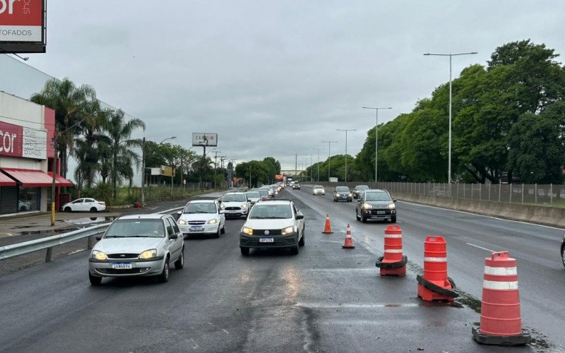 BR-116: Primeiro dia útil com novo acesso à RS-239 tem fila na faixa da direita, mas sem travar o eixo central

