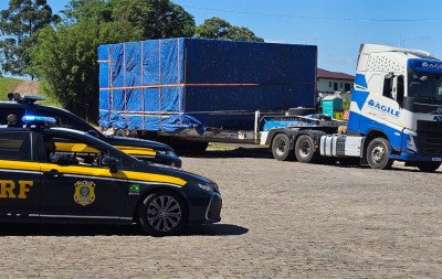VÍDEO: Carga superdimensionada é escoltada pela PRF e afeta trânsito na BR-386 nesta terça-feira (18)