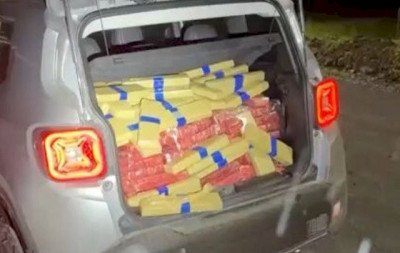 VÍDEO: Casal tenta carregar quase meia tonelada de maconha dentro de carro com placa clonada