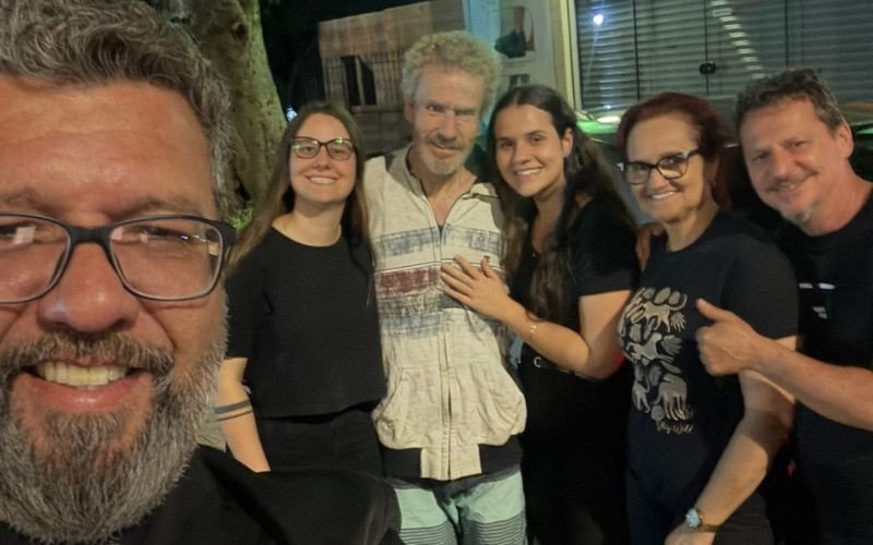 João Batista Fernandes com o advogado e familiares logo após sair da prisão | abc+