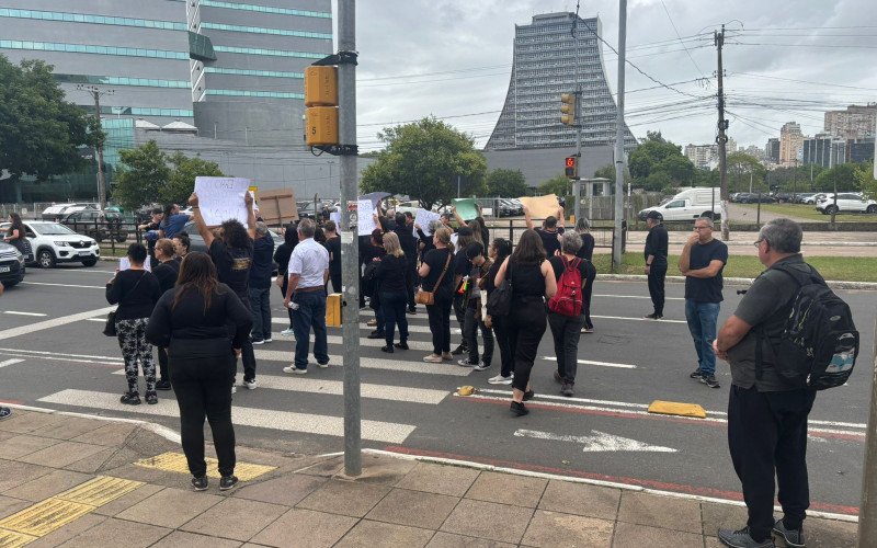 Manifestação foi feita em frente ao Foro Central, em Porto Alegre, na tarde de segunda-feira (17) | abc+