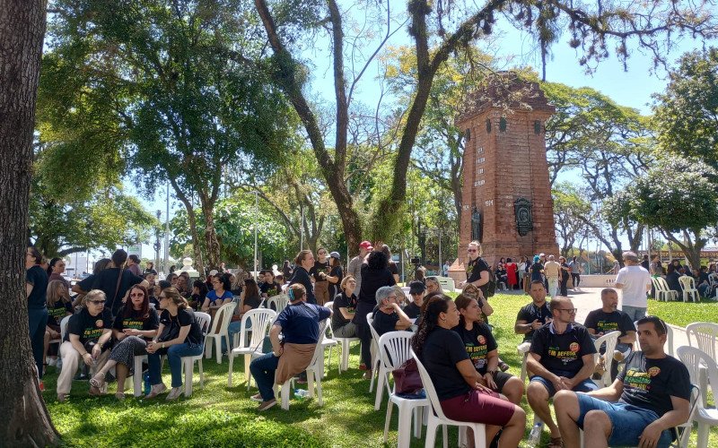 Os professores municipais transformaram a Praça do Imigrante como ponto de encontro para a agenda do Ceprol