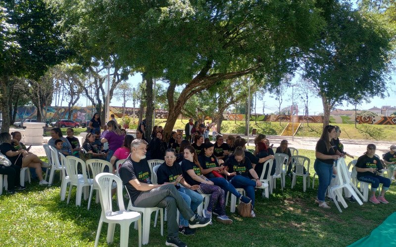 Professores se reuniram para protestar 