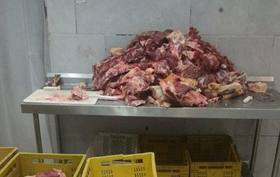 Carne podre vencida há 2 anos é encontrada em açougue no RS: "Esgoto dentro da câmara fria"