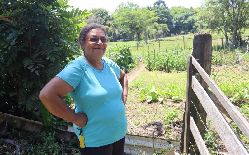 Dona Olinda mostra parte do cotidiano na comunidade quilombola Macaco Branco, em Portão
