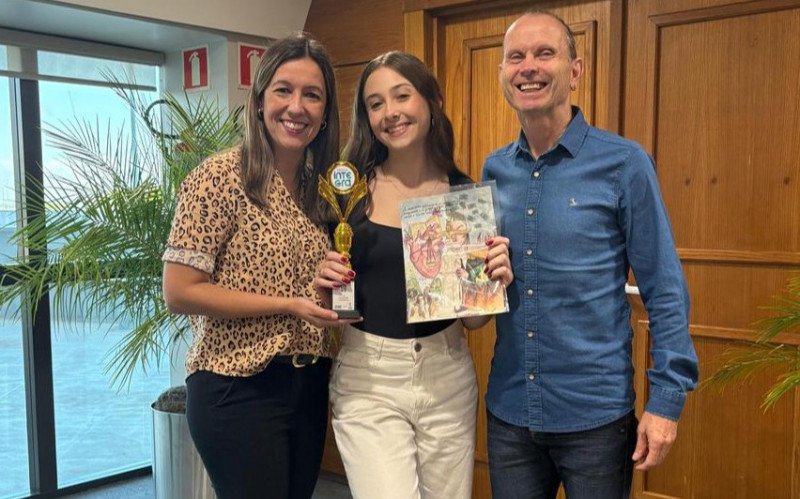 Júlia (C), com a professora Márcia e o vice-diretor da Escola Cristo Rei, João Batista Nunes