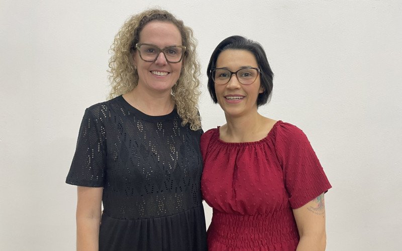 Natália Debarba (à esquerda) passou a posse para Juliana Ribeiro Herrmann (à direita) | abc+