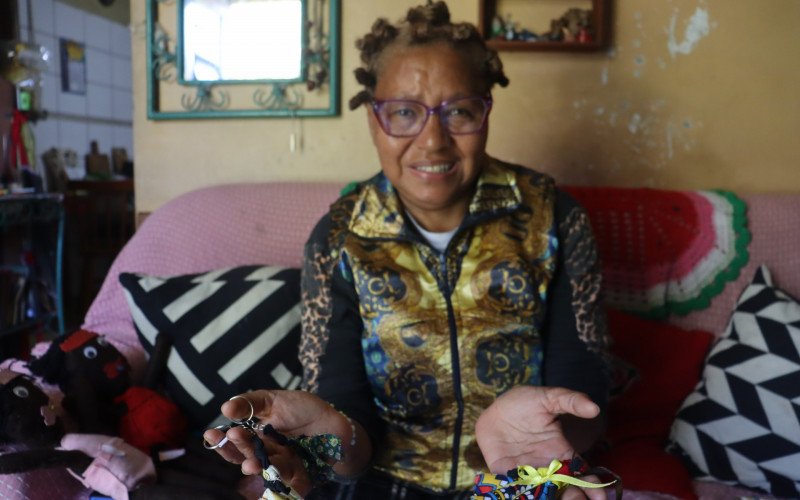 A artesã Sueli conta como as bonecas abayomi tornaram-se um símbolo de resistência e união