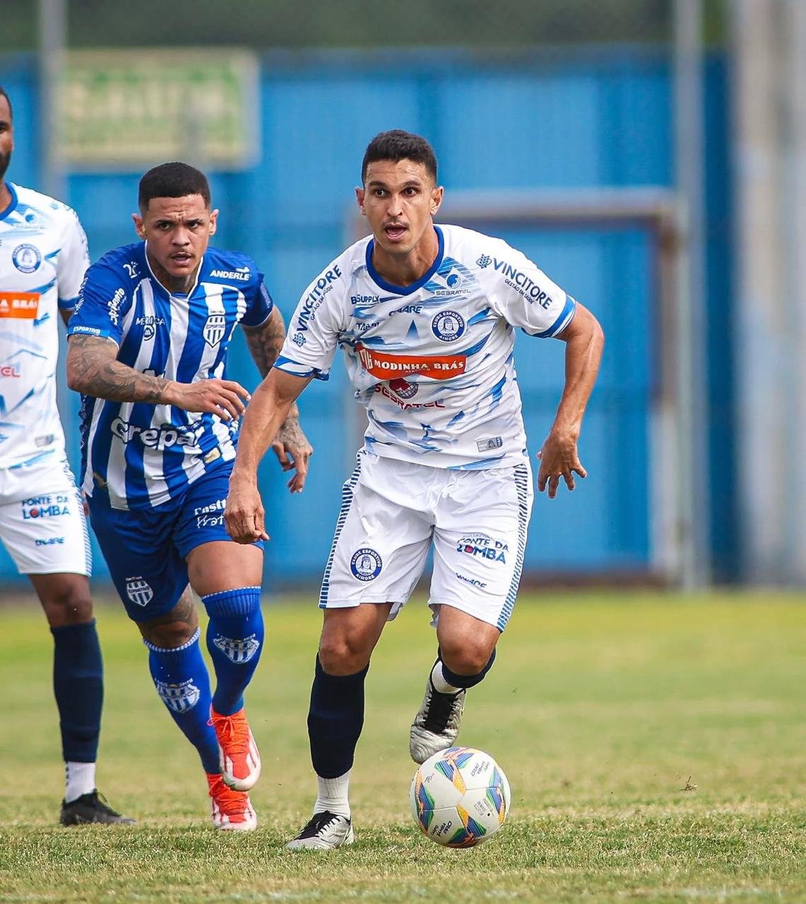 Araújo (com a bola) marcou contra o Esportivo | abc+