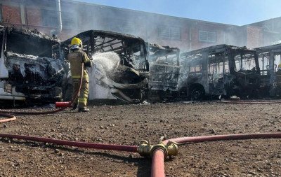 VÍDEO: Incêndio em garagem de ônibus destrói seis veículos e exige três horas de combate em Sapucaia do Sul