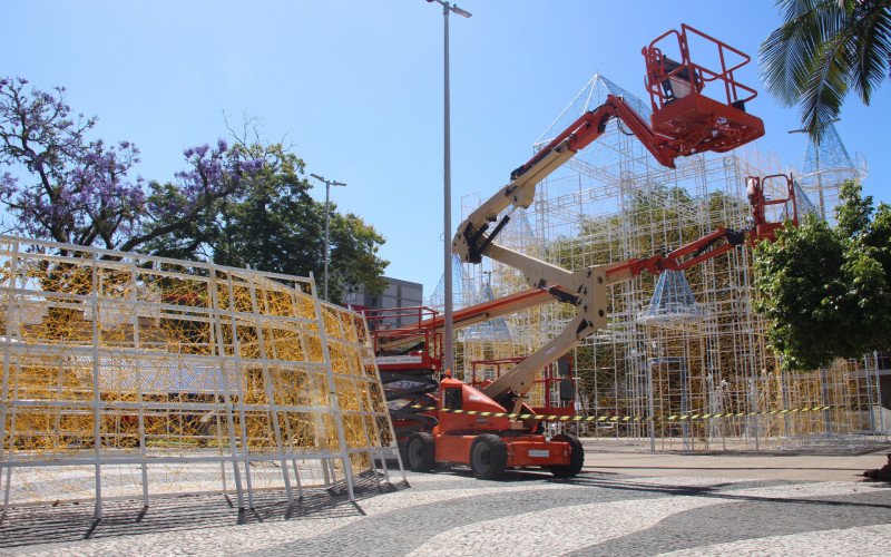 Enquanto o lançamento é adiado para o dia 29, montagem da árvore de 42 metros e do castelo de 14 metros avança nos galpões e na Praça do Imigrante | abc+