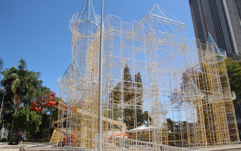 Castelo de LED tridimensional, de 14 metros, segue recebendo os últimos ajustes | abc+