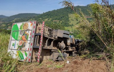 Motorista fica preso às ferragens após tombar caminhão em estrada da região