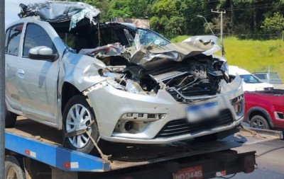 BR-116: Carro vai parar embaixo de caminhão e motorista fica ferido