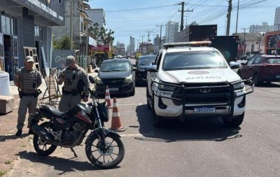 Assaltante rende funcionária, pega celular de cliente e entra em luta com dono de loja no litoral norte