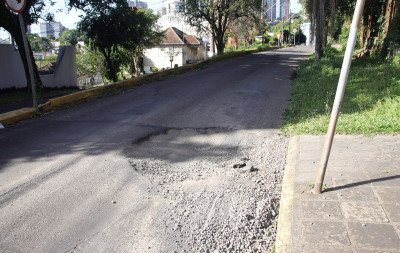 Buraco afeta o trânsito em bairro de Novo Hamburgo