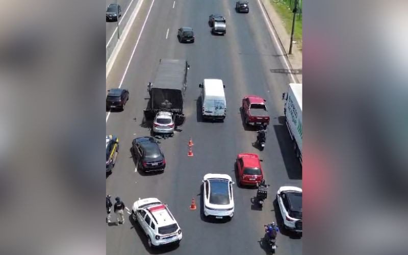Carro bate e vai parar embaixo de caminhão na BR-116 | abc+