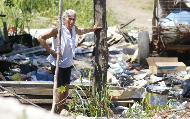 Dona Regina, 80 anos, está preocupada com a demolição próxima ao único teto que tem desde as cheias do ano passado | abc+