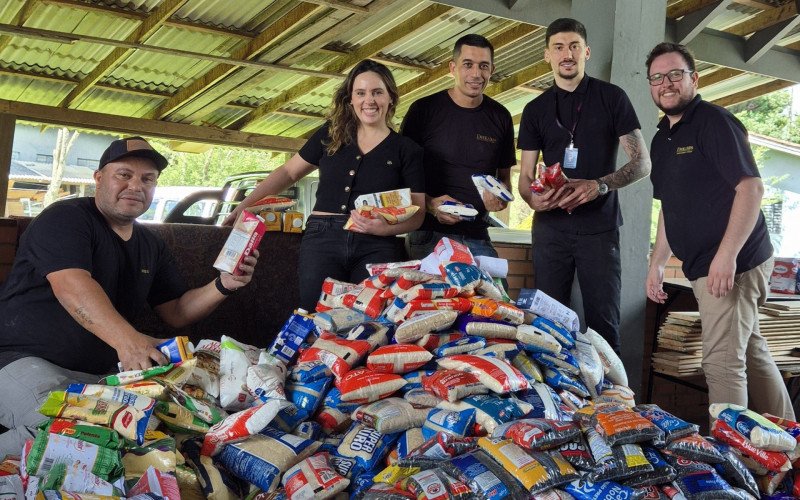 Doação dos alimentos arrecadados para a Casa Lar