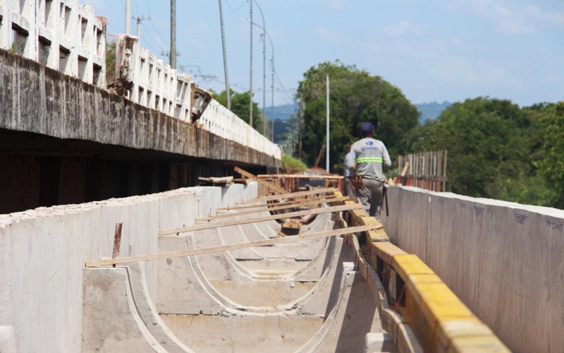 Conclusão da adutora chegou a 50% e deve ser concluída no início do próximo ano