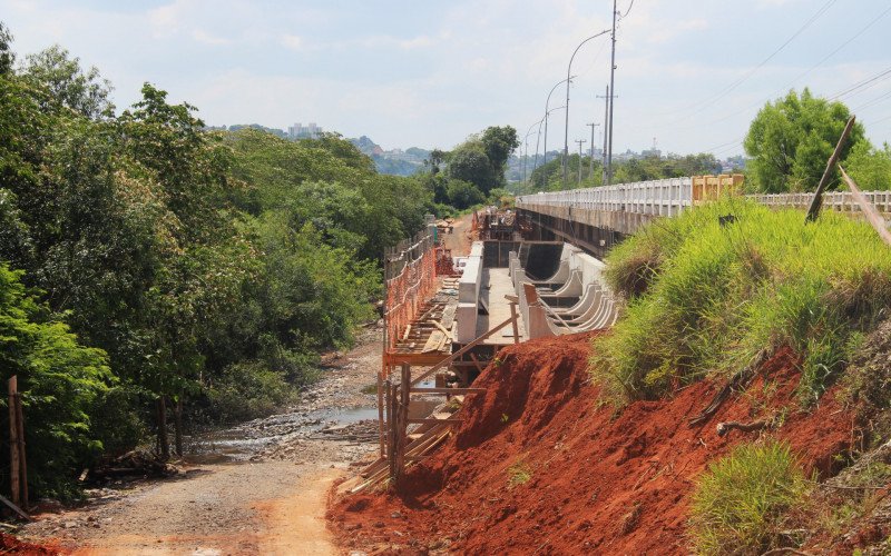 Conclusão da adutora chegou a 50% e deve ser concluída no início do próximo ano