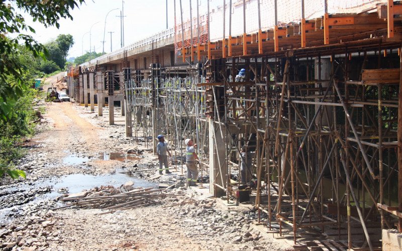 Conclusão da adutora chegou a 50% e deve ser concluída no início do próximo ano