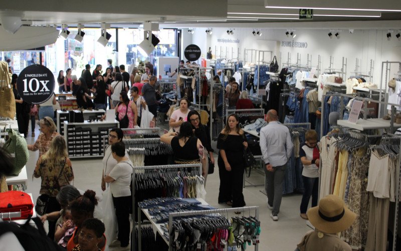 Loja conta diversas marcas conhecidas do público nos segmentos de roupas e calçados | abc+