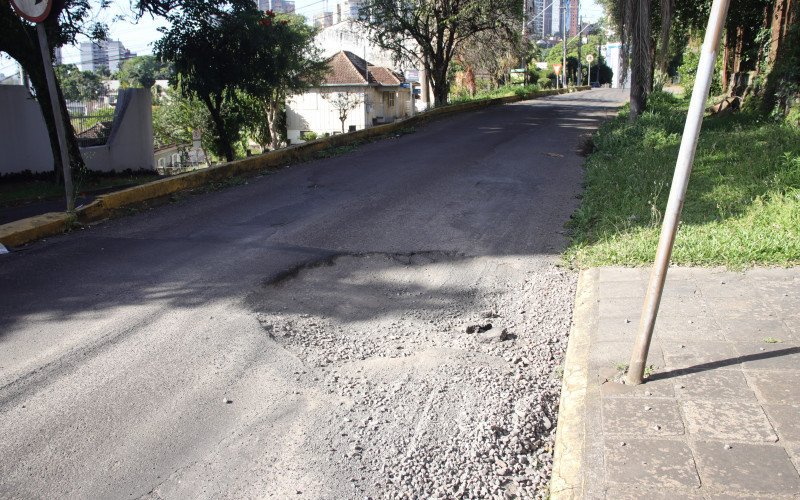 Buraco na Rua Bagé chama atenção por deixar pouco espaço para desviar, em Novo Hamburgo