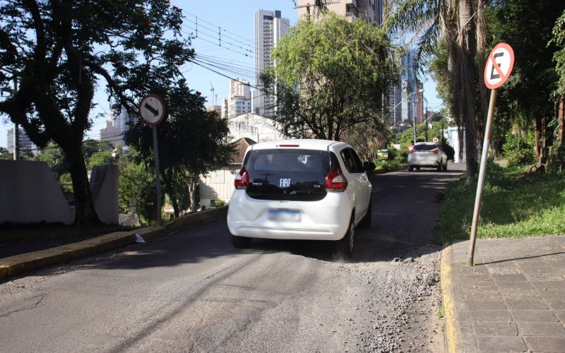 Buraco na Rua Bagé chama atenção por deixar pouco espaço para desviar, em Novo Hamburgo