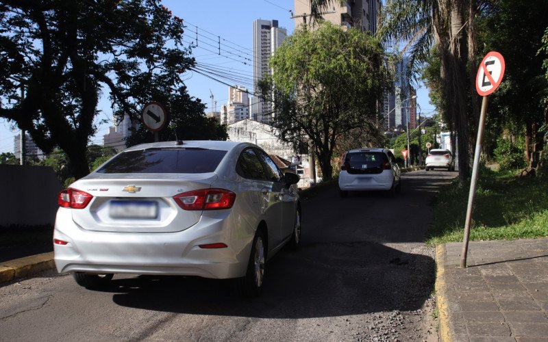 Buraco na Rua Bagé chama atenção por deixar pouco espaço para desviar, em Novo Hamburgo