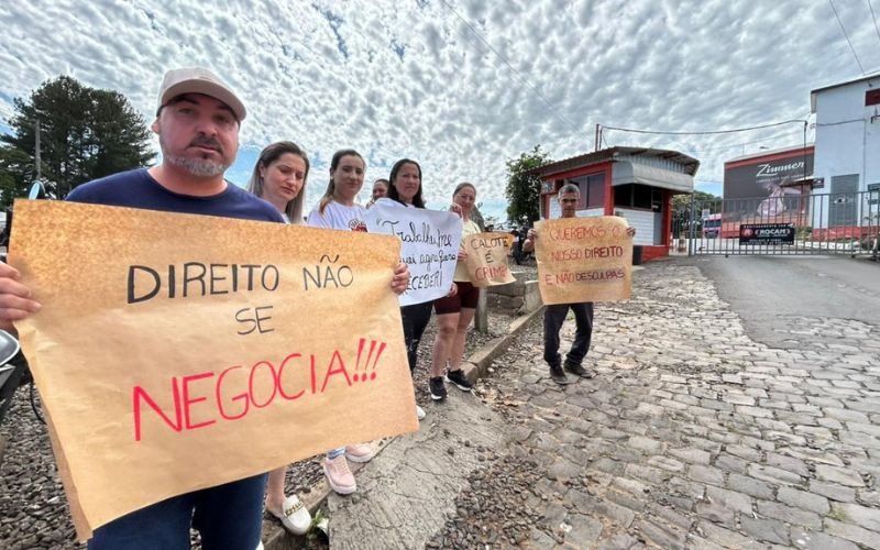 Grupo de ex-funcionários do frigorífico Zimmer realizou manifestação pacífica em frente à sede da empresa | abc+