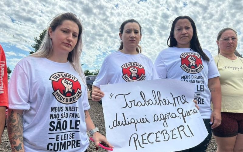 Grupo de ex-funcionários do frigorífico Zimmer realizou manifestação pacífica em frente à sede da empresa | abc+