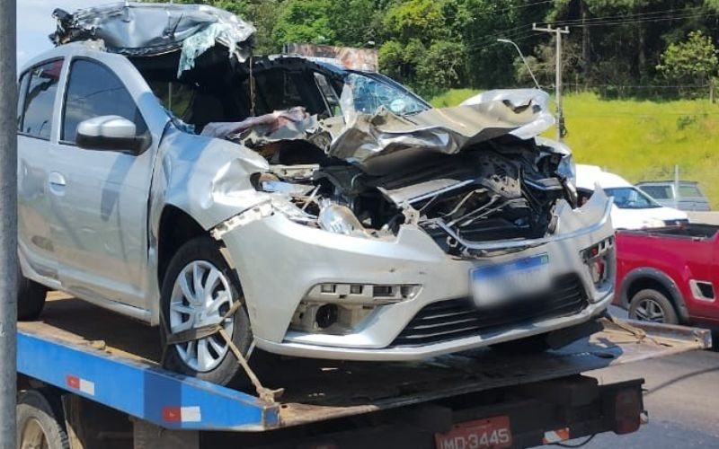 BR-116: Carro vai parar embaixo de caminhão e motorista fica ferido | abc+