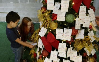 Árvore Solidária do Canoas Shopping conta com centenas de cartinhas enviadas por crianças em vulnerabilidade social