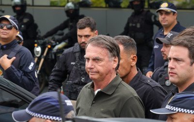 Ministros Alexandre de Moraes e Flávio Dino votam a favor de manter prisão preventiva de Bolsonaro