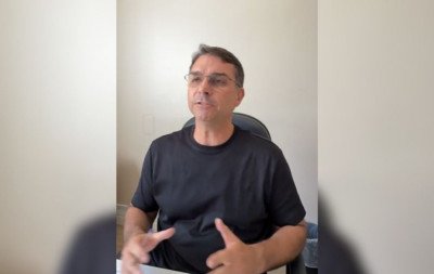 "Isso tudo é medo? Querem enterrar todos os Bolsonaros vivos?", questiona Flávio Bolsonaro após prisão do pai