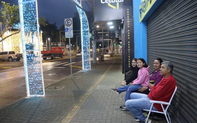 Cristiane com as filhas Jenifer e Elen e o marido Jair, prestigiando a decoração de Natal em Novo Hamburgo | abc+