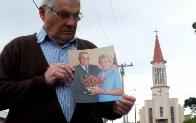 Familiares e amigos se despedem de seu Delmar, marido de dona Beatriz, desaparecida há 13 anos em Aparecida