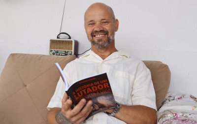 Servidor de obras da Comur lança livro sobre superação na Feira do Livro de Novo Hamburgo
