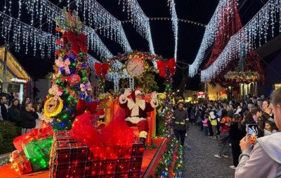 Desfile do Natal dos Anjos de Dois Irmãos leva mensagem de amor e fraternidade