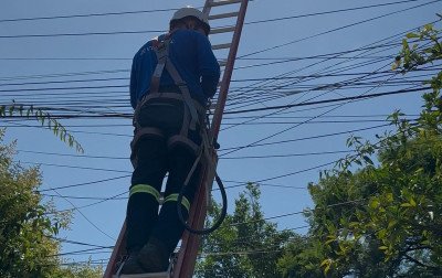Operação para retirar fios inativos de postes de luz chega ao bairro Feitoria