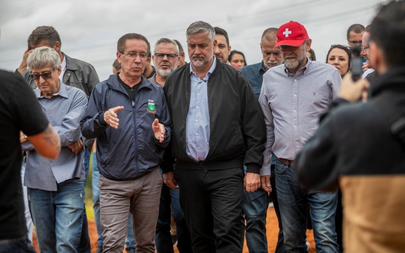 Prefeito Airton Souza conduziu visita com o deputado Paulo Pimenta e o Secretário Nacional de Proteção e Defesa Civil Wolnei Wolff Barreiros | abc+