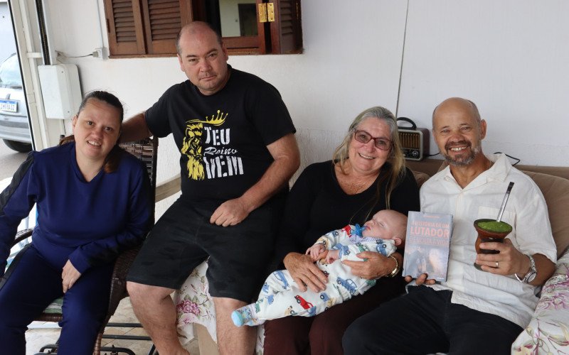 Com o livro, Eduardo (d) destaca o suporte da família | abc+