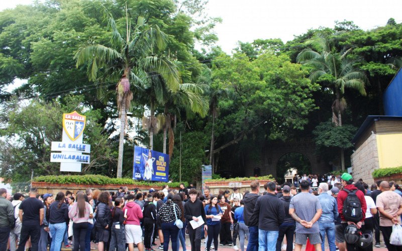 Movimentação intensa em frente ao portão da Universidade La Salle neste domingo (23) | abc+