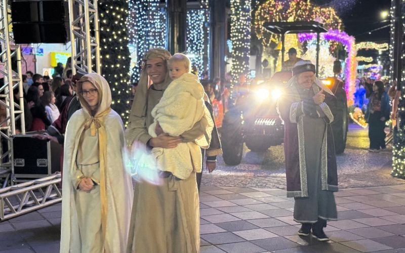 Desfile do Natal dos Anjos de Dois Irmãos leva mensagem de amor e fraternidade a Av. São Miguel